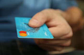 Vantagens e desvantagens de usar cartão de crédito em viagens
